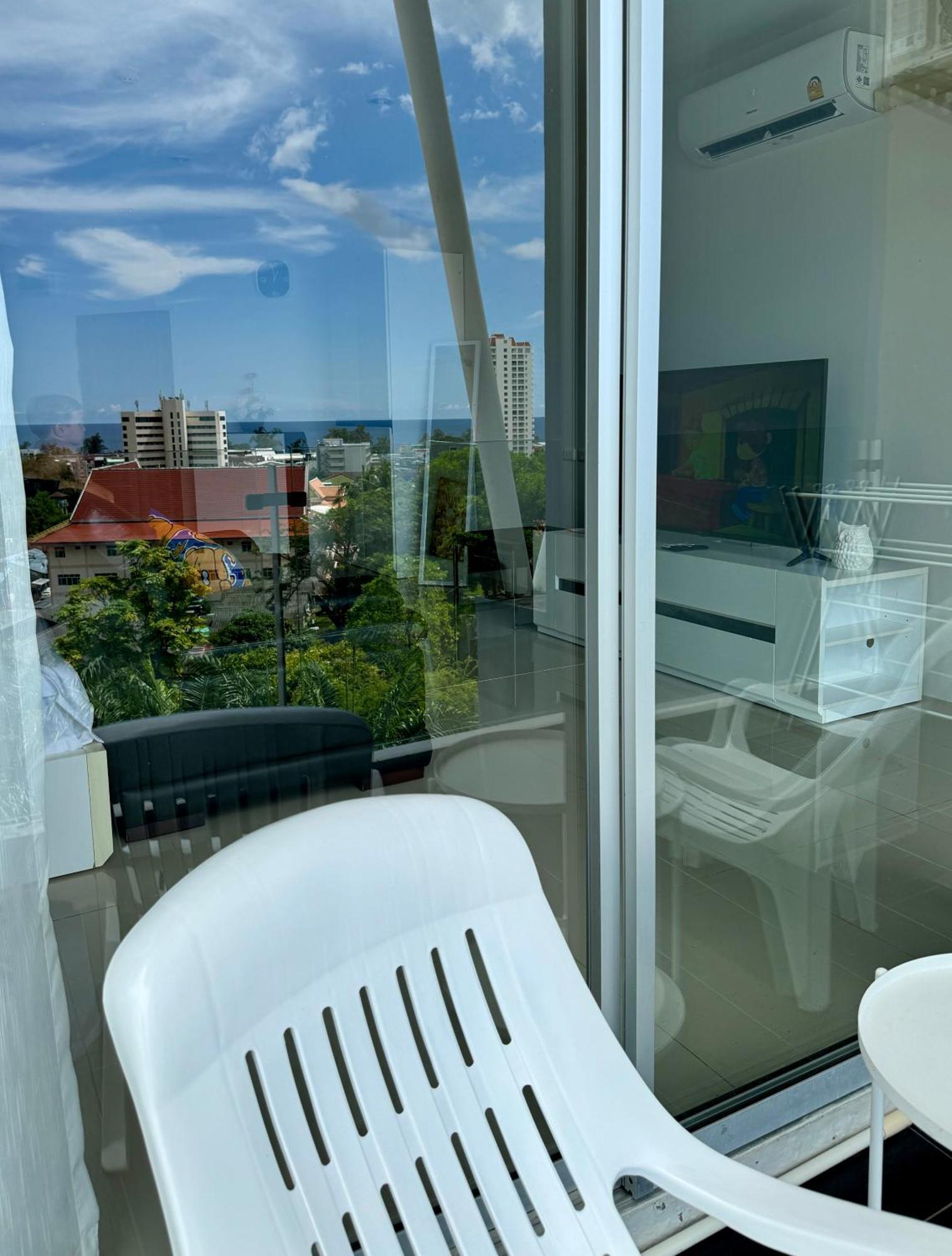 Sea View Studio At Chic Condo, Karon Beach Kültér fotó